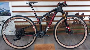 mako rojo negro blanco